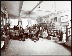 Gruppo di uomini che bevono vino da G.L. Nicholas, commercianti di vino e liquori, 43 Beaver Street, New York, 1895